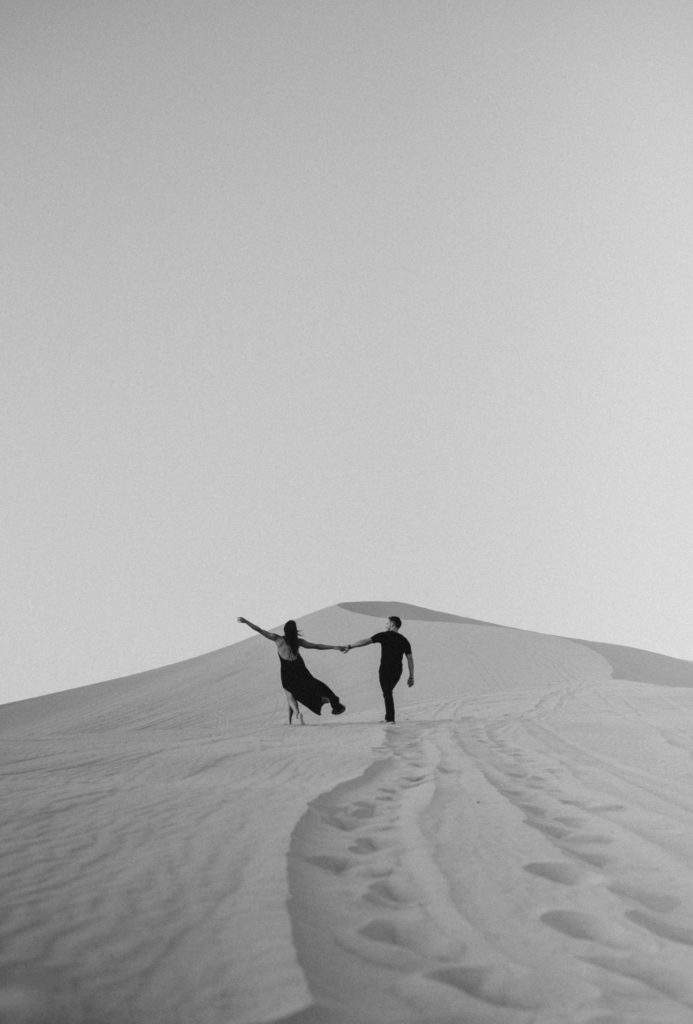 sand dunes couples photoshoot