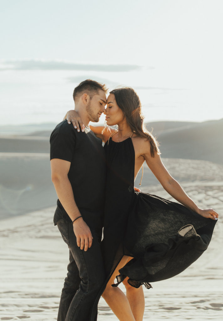 sand dunes couples photoshoot