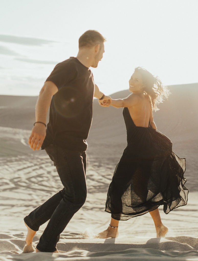 sand dunes couples photoshoot